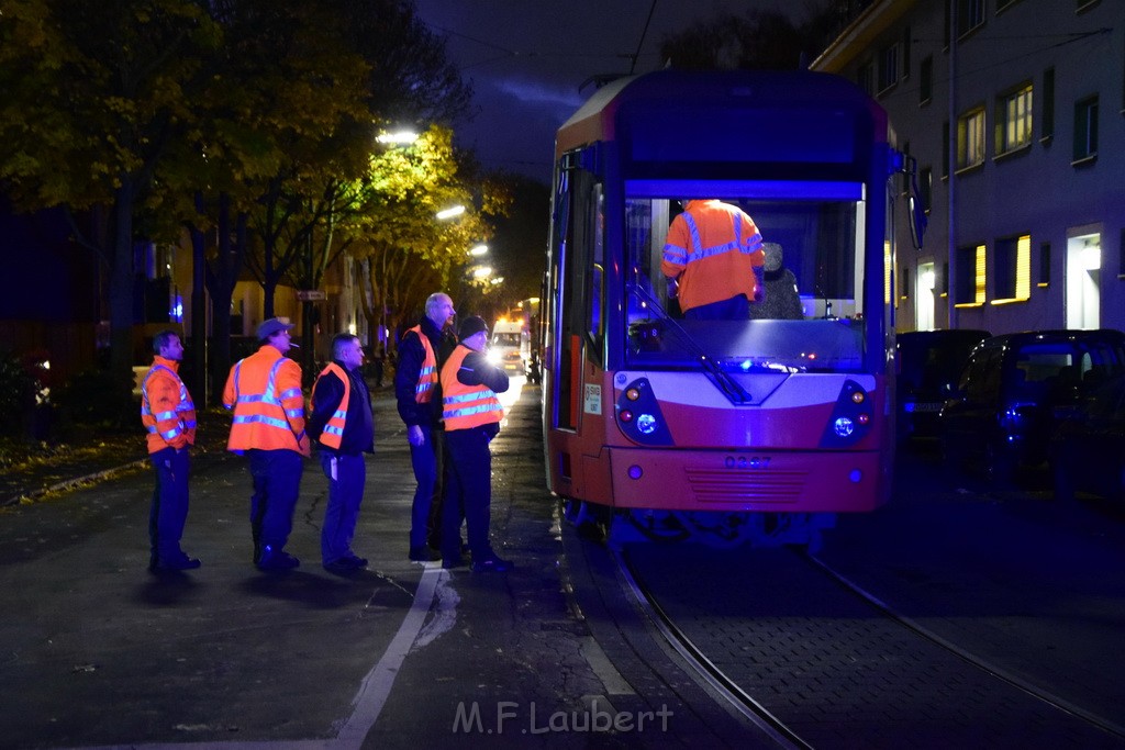 KVB Bahn Bremsen heissgelaufen Koeln Lindenthal Luxemburgerstr Neuenhoeferallee P24.JPG - Miklos Laubert